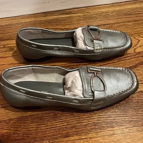 NWOT St. John’s Bay Silver Leather Flats Size 9 - Picture 3 of 7